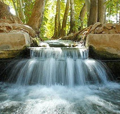 Το κανάλι Χασανάμπαντ Μοσίρ, μια ροή καθαρού νερού στην καρδιά θερμών και καυτών περιοχών.